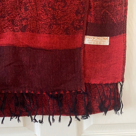 PASHMINA Red Paisley Shawl/Scarf - Picture 2 of 3